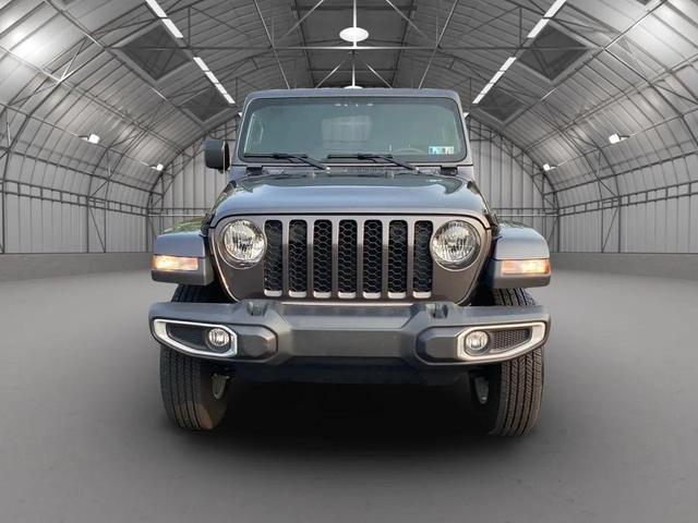 Photo of 2022 Gray Jeep Gladiator
