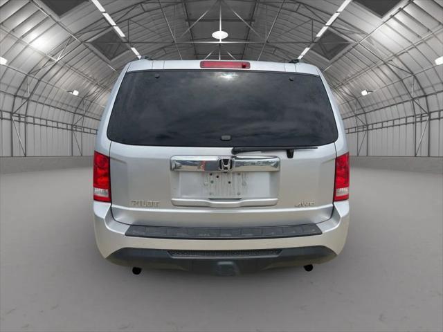 Photo of 2014 Silver Honda Pilot