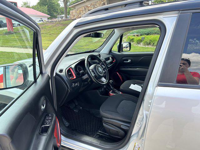 Photo of 2019 Glacier Metallic Clearcoat Jeep Renegade
