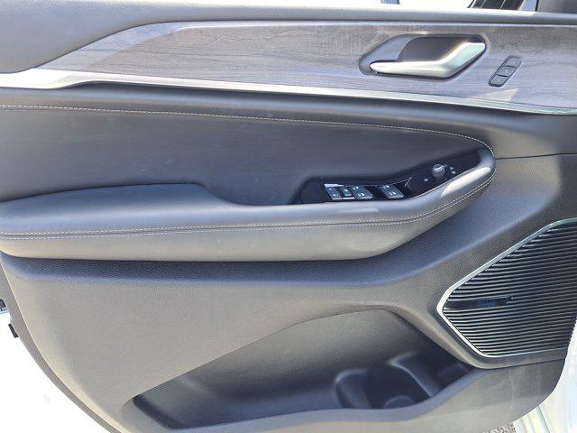 Photo of 2023 Bright White Clearcoat Jeep Grand Cherokee L