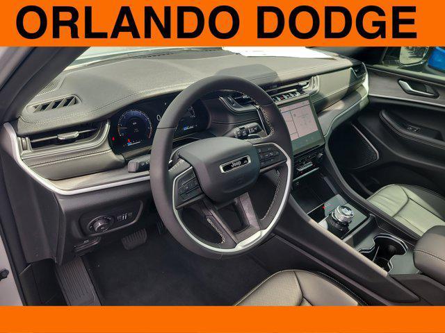 Photo of 2025 Silver Zynith Jeep Grand Cherokee