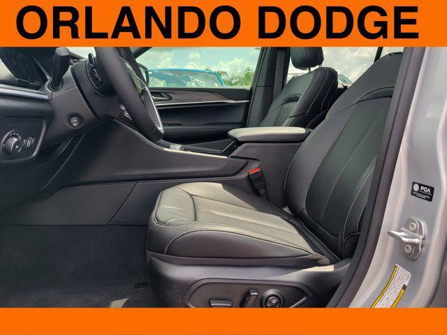 Photo of 2025 Silver Zynith Jeep Grand Cherokee