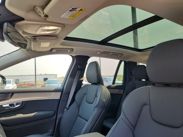 Photo of 2025 Onyx Black Metallic Volvo XC90