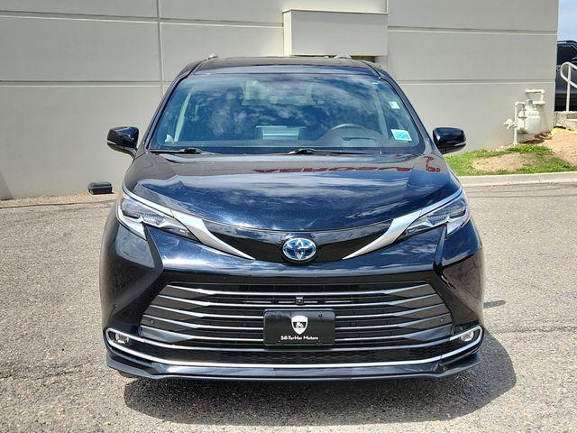 Photo of 2022 Black Toyota Sienna