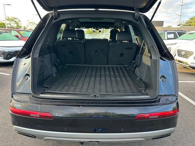 Photo of 2017 Orca Black Metallic Audi Q7