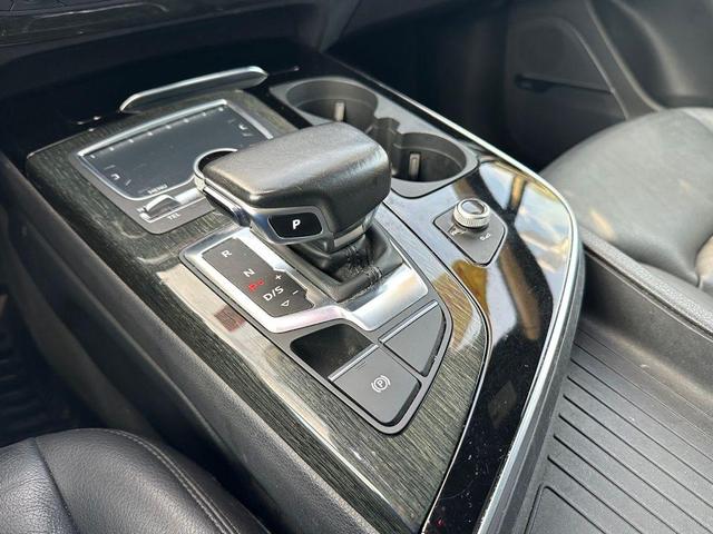 Photo of 2017 Orca Black Metallic Audi Q7