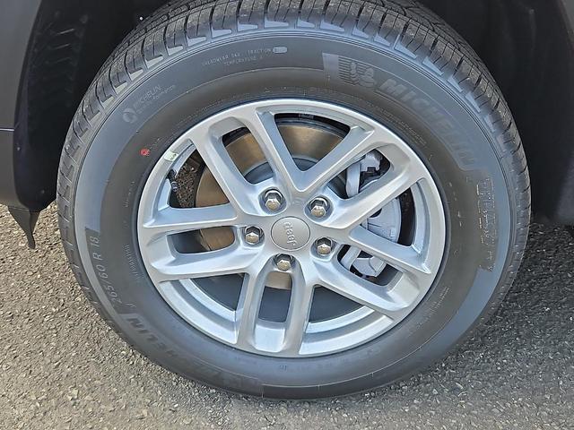 Photo of 2025 Bright White Clearcoat Jeep Grand Cherokee