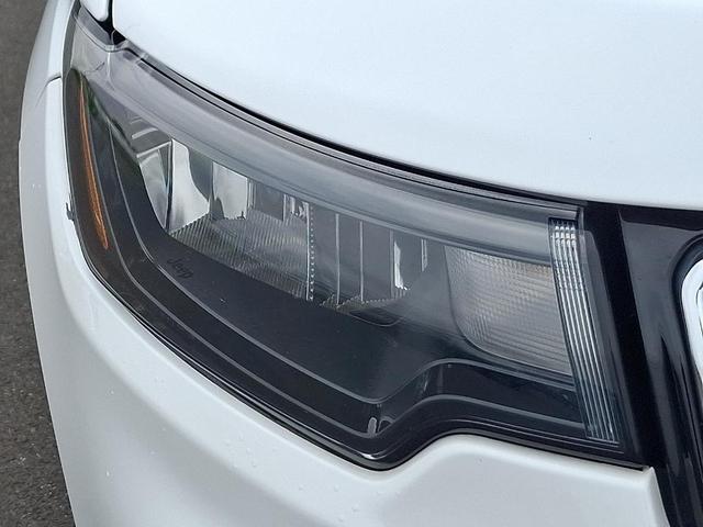 Photo of 2022 Bright White Clearcoat Jeep Compass