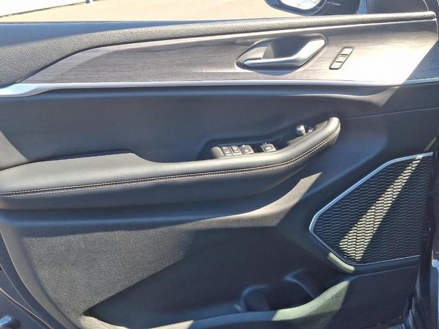 Photo of 2021 Metallic Jeep Grand Cherokee L