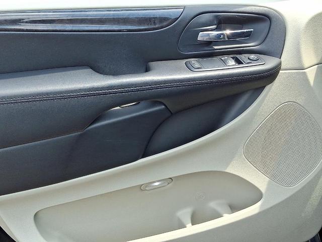 Photo of 2014 Brilliant Black Crystal Pearlcoat Dodge Grand Caravan