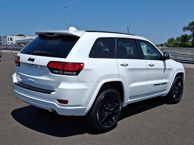 Photo of 2022 Bright White Clearcoat Jeep Grand Cherokee WK