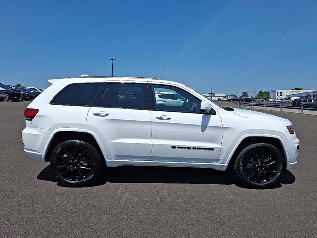 Photo of 2022 Bright White Clearcoat Jeep Grand Cherokee WK