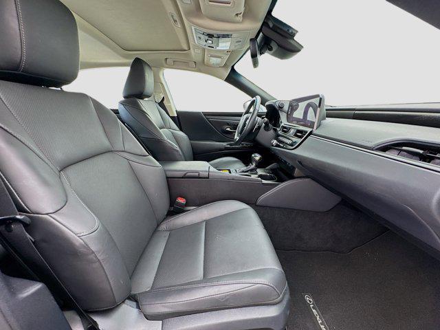 Photo of 2024 Eminent White Pearl Lexus ES 300h