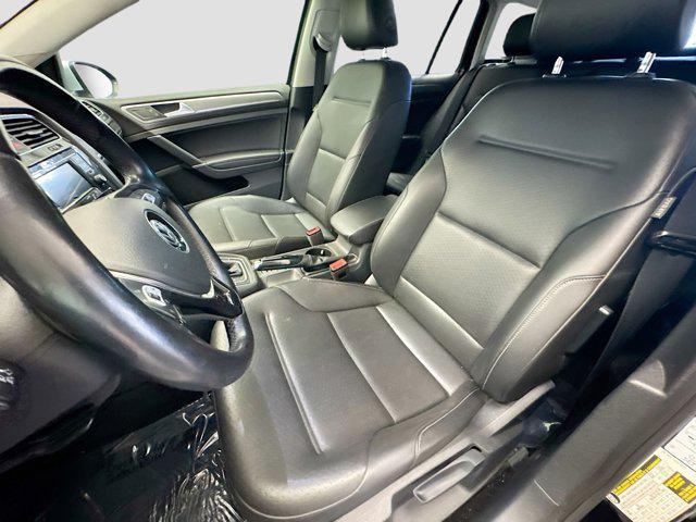 Photo of 2019 Deep Black Pearl Volkswagen Golf Alltrack