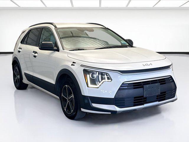 Photo of 2023 Snow White Pearl Kia Niro