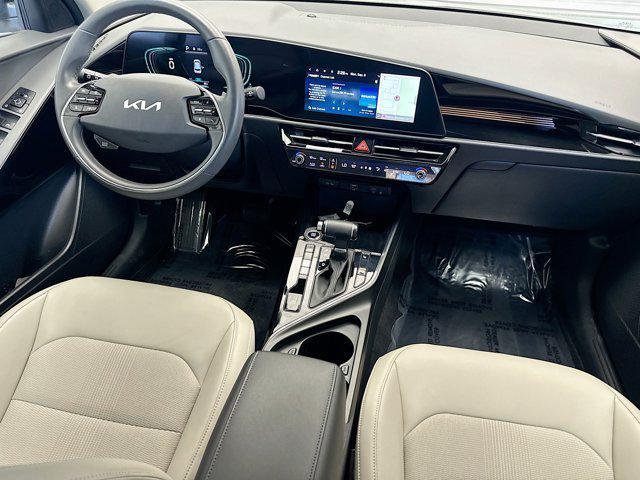 Photo of 2023 Snow White Pearl Kia Niro