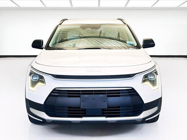 Photo of 2023 Snow White Pearl Kia Niro