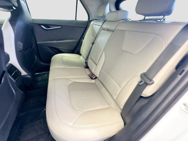 Photo of 2023 Snow White Pearl Kia Niro