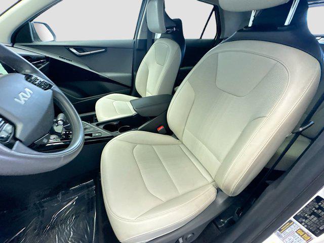 Photo of 2023 Snow White Pearl Kia Niro