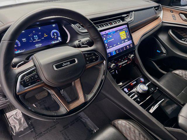 Photo of 2023 Diamond Black Crystal Pearlcoat Jeep Grand Cherokee L