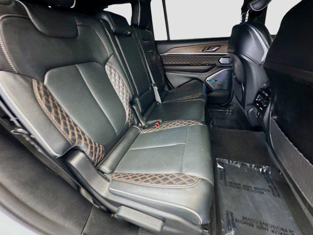 Photo of 2023 Diamond Black Crystal Pearlcoat Jeep Grand Cherokee L
