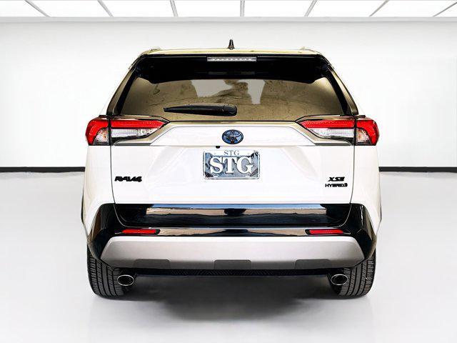 Photo of 2022 Blizzard Pearl/Midnight Black Metallic Toyota RAV4 Hybrid