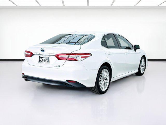 Photo of 2020 Super White Toyota Camry Hybrid