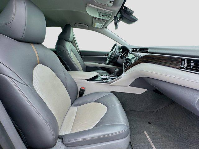 Photo of 2020 Super White Toyota Camry Hybrid