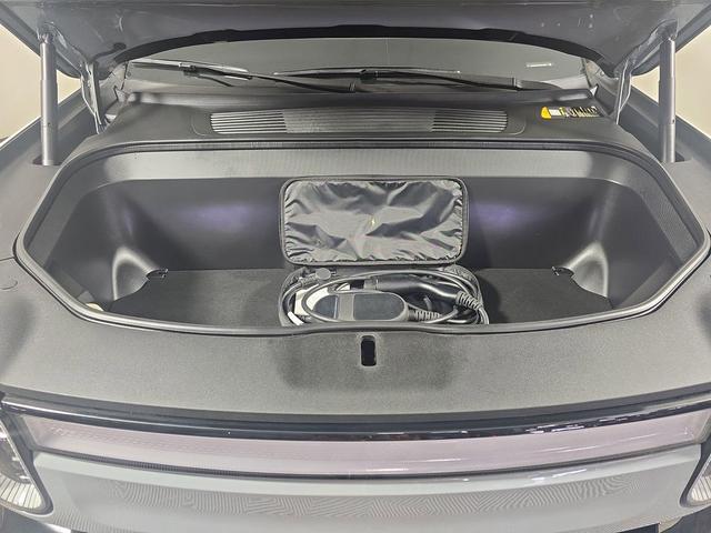 Photo of 2023 Limestone Rivian R1S