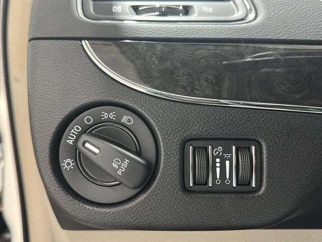 Photo of 2013 Stone White Clearcoat Chrysler Town & Country