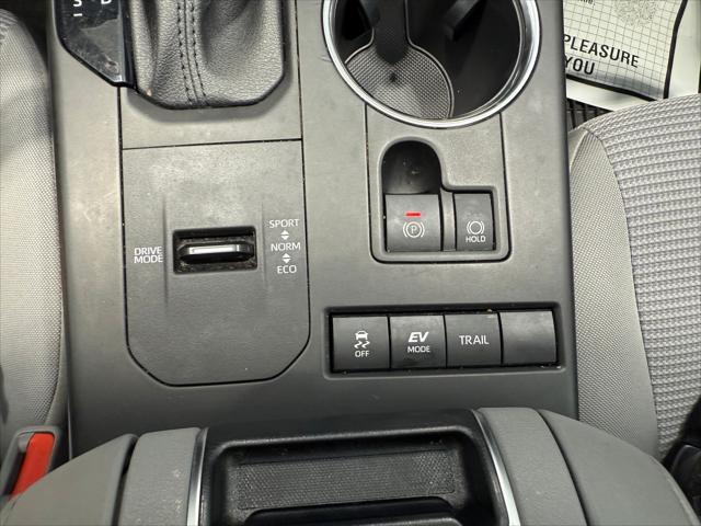 Photo of 2022 Celestial Silver Metallic Toyota Highlander Hybrid