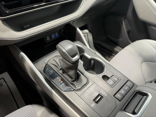 Photo of 2022 Celestial Silver Metallic Toyota Highlander Hybrid