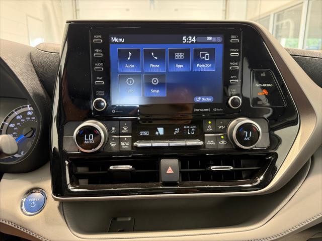 Photo of 2022 Celestial Silver Metallic Toyota Highlander Hybrid