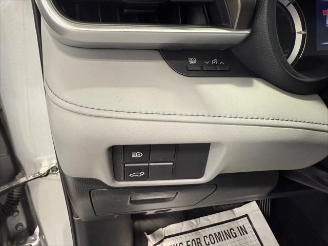 Photo of 2022 Celestial Silver Metallic Toyota Highlander Hybrid