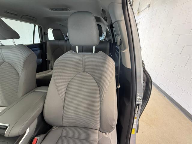 Photo of 2022 Celestial Silver Metallic Toyota Highlander Hybrid