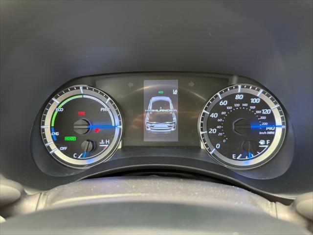 Photo of 2022 Celestial Silver Metallic Toyota Highlander Hybrid