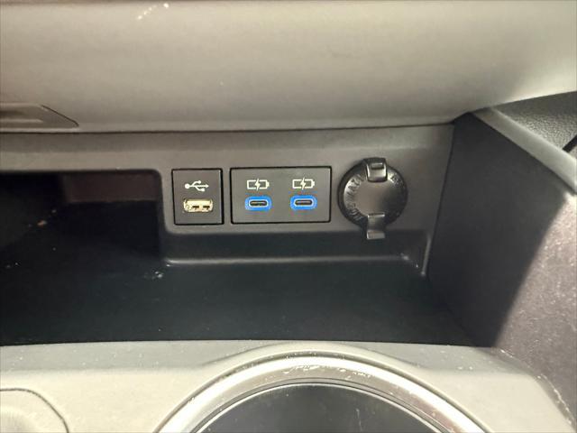 Photo of 2022 Celestial Silver Metallic Toyota Highlander Hybrid
