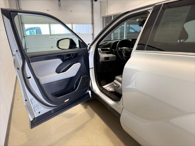 Photo of 2022 Celestial Silver Metallic Toyota Highlander Hybrid