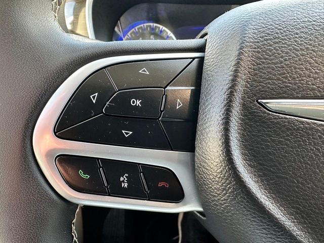 Photo of 2024 Bright White Clearcoat Chrysler Pacifica
