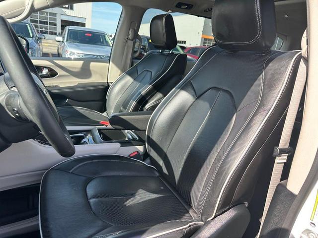 Photo of 2024 Bright White Clearcoat Chrysler Pacifica