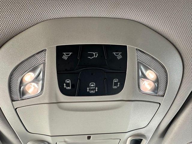 Photo of 2024 Bright White Clearcoat Chrysler Pacifica