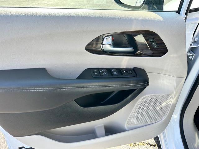 Photo of 2024 Bright White Clearcoat Chrysler Pacifica