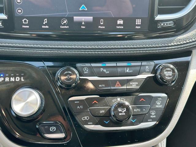 Photo of 2024 Bright White Clearcoat Chrysler Pacifica