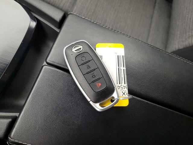 Photo of 2023 Gray Nissan Rogue