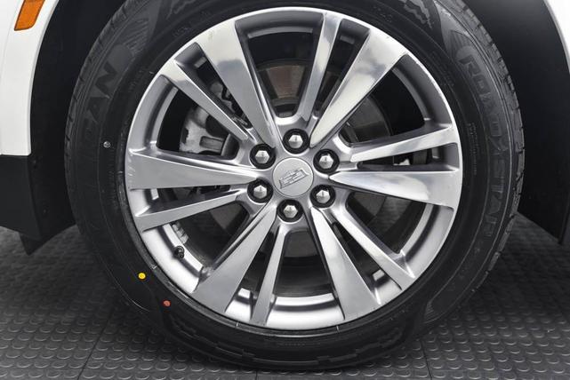 Photo of 2024 Crystal White Tricoat Cadillac XT5