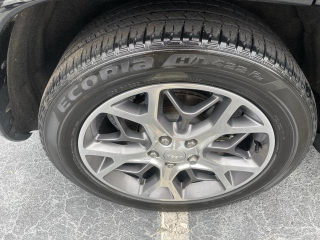 Photo of 2021 Diamond Black Crystal Pearlcoat Jeep Grand Cherokee