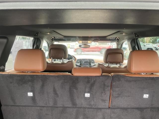 Photo of 2021 Diamond Black Crystal Pearlcoat Jeep Grand Cherokee