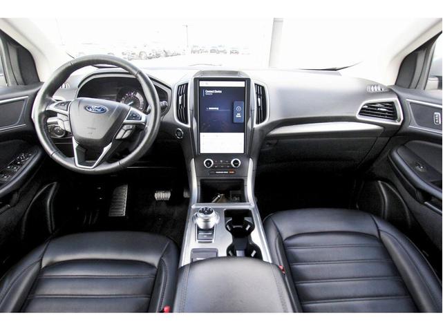 Photo of 2022 Silver Metallic Ford Edge