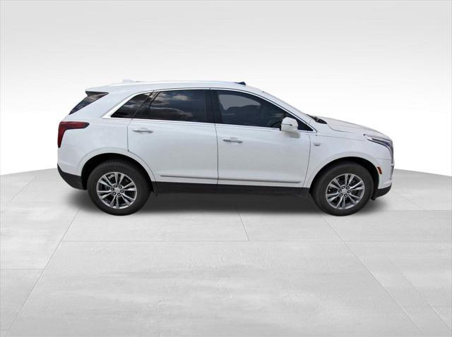 Photo of 2022 Crystal White Tricoat Cadillac XT5