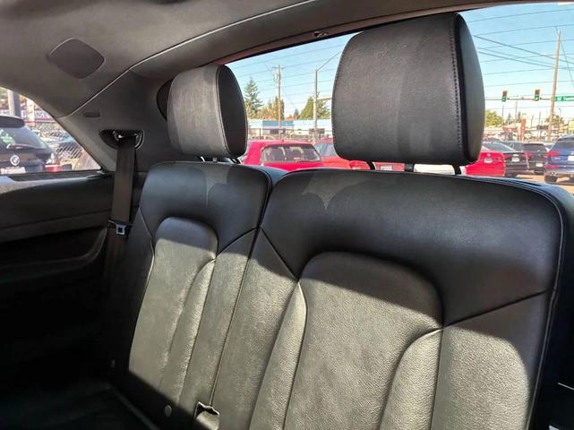 Photo of 2014 White Audi Q7